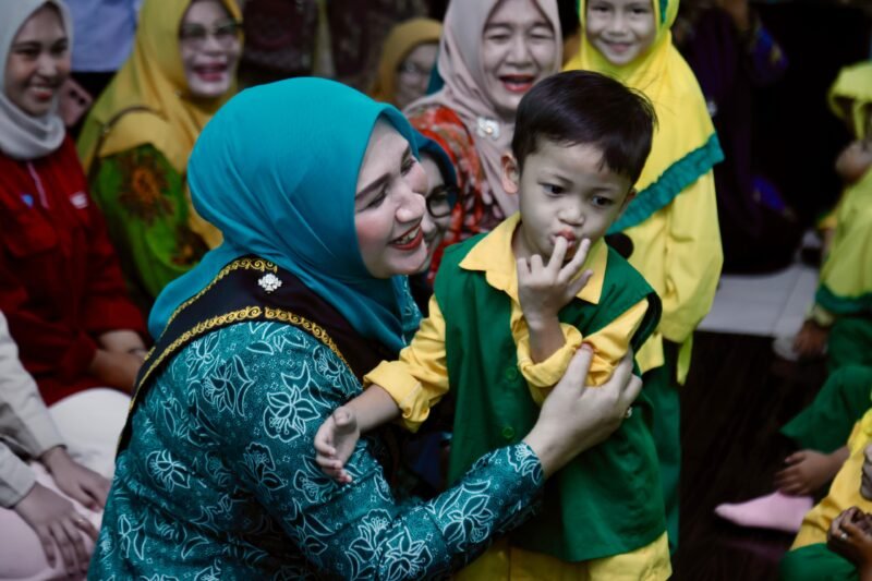 Bunda PAUD Aceh, Marlina Muzakir, didampingi oleh istri Wakil Bupati Aceh Barat Daya (Abdya), mensosialisasikan pola makan sehat berbasis B2SA—Beragam, Bergizi, Seimbang, dan Aman—kepada para guru, orang tua, dan murid di TK Aisyiyah Blangpidie, Abdya, pada Selasa (17/6/2025). Foto: Dok. Biro Adpim Setda Aceh