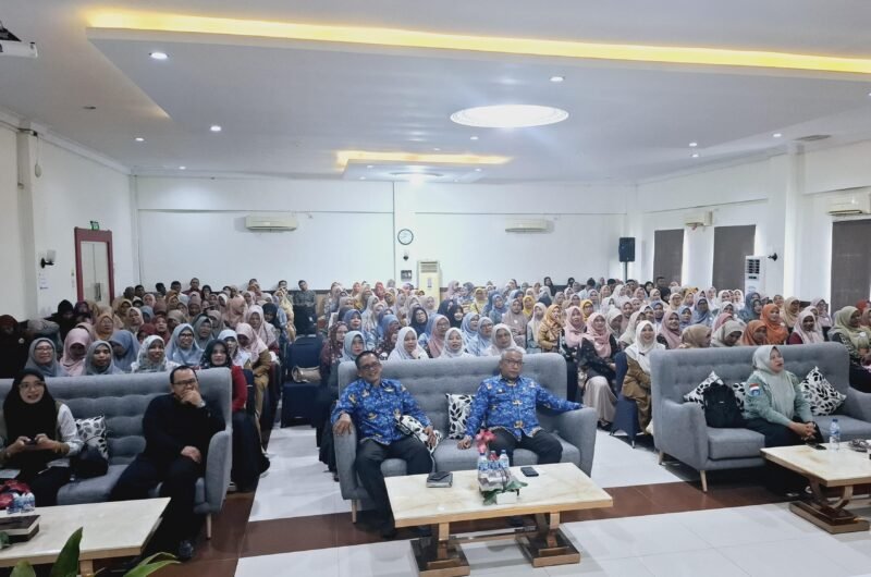Asisten I Sekdakab Aceh Besar Farhan AP menyampaikan sambutan pada Seminar Nasional 