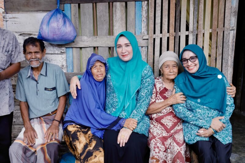 Ketua TP PKK Aceh, Marlina Muzakir menyambangi rumah pasangan lansia Ramani dan Karimuddin di Gampong Geulima Jaya, Kecamatan Susoh, Kabupaten Aceh Barat Daya, Selasa 17/6. Kunjungan ini dilakukan untuk menjaring langsung data calon penerima bantuan rumah layak huni dari kalangan warga miskin. Foto : Dok. Biro Adpim Setda Aceh