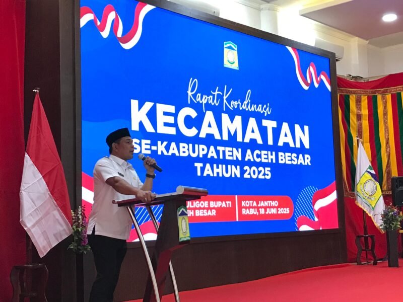 Bupati Aceh Besar, H. Muharram Idris, memberi sambutan pada Rakor Camat se-Kabupaten Aceh Besar di Meuligoe Bupati, Kota Jantho, Rabu (18/6/2025). FOTO/MC ACEH BESAR
