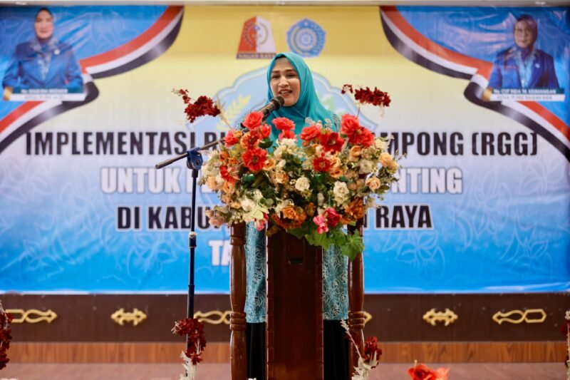 Ketua Tim Penggerak PKK Aceh, Marlina Muzakir, memberi sambutan pada acara implementasi Rumah Gizi Gampong (RGG) yang digelar pada Rabu (18/6) di Pendopo Bupati Nagan Raya. Marlina mengajak seluruh elemen masyarakat untuk bersinergi dalam menyukseskan program RGG sebagai langkah nyata pencegahan dan penurunan angka stunting di Aceh.(Foto:Dok.Biro Adpim Setda Aceh) 