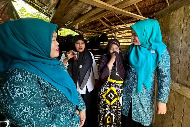 Ketua TP PKK Aceh Marlina Muzakir dipeluk haru oleh Salamah, seorang lansia yang hidup bersama suaminya di rumah mereka di Gampong Blang Sapek, Kecamatan Suka Makmue, Rabu 18/6. Kunjungan Marlina ke rumah pasangan ini menjadi bagian dari upaya mendata langsung warga miskin agar mendapat bantuan rumah layak.(Foto:Dok.Biro Adpim Setda Aceh) 