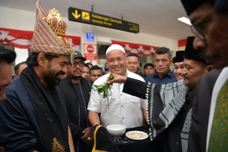 Gubernur Aceh, Muzakir Manaf atau yang akrab disapa Mualem, mendapat sambutan hangat dari masyarakat Aceh saat tiba kembali dari Jakarta di Bandara Sultan Iskandar Muda, Rabu 18/6/2025 (Foto:Dok.Biro Adpim Setda Aceh) 