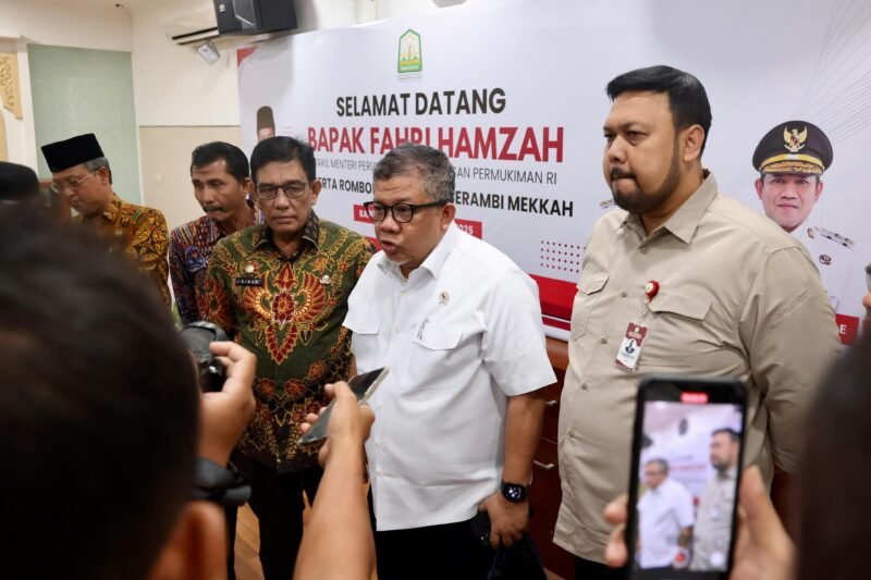 Wakil Menteri Perumahan dan Kawasan Permukiman RI. Fahri Hamzah, menggelar rapat denhan Asisten Administrasi Umum Sekda Aceh, Drs. Muhammad Diwarsyah, M.Si, terkait isu data Backlog penghunian, evaluasi suplai perumahan MBR tahun 2025  oleh pengembangan, serta evaluasi perkembangan program FLPP dan BSPS di Wilayah Aceh, di Ruang Potda 1 Setda Aceh, Kamis, 19/6/2025. Foto : Dok. Biro Adpim Setda Aceh
