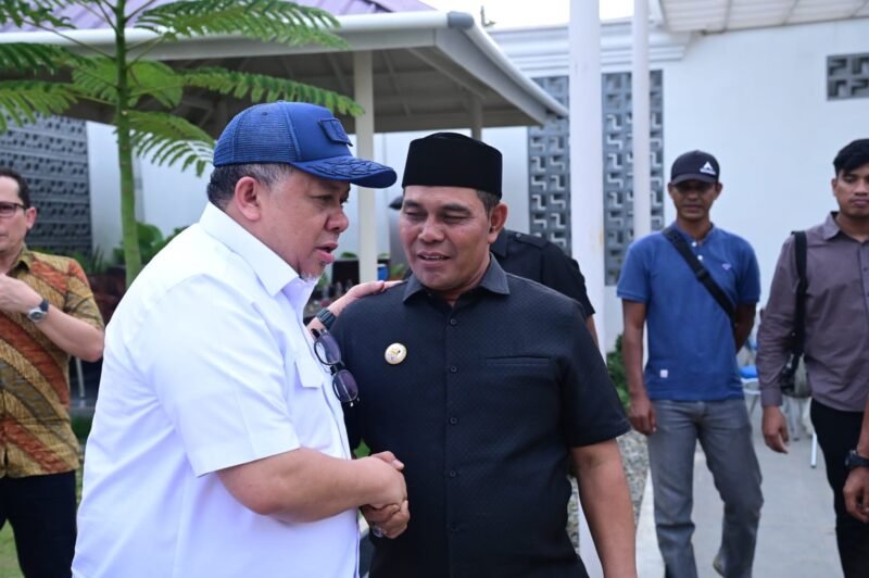 Bupati Aceh Besar H. Muharram Idris menyambut Wamen Perkim RI, Fahri Hamzah, saat meninjau progres pembangunan rumah susun santri di Dayah Darul Qur’an Aceh, Gampong Tumbo Baro, Kecamatan Kuta Malaka, Kabupaten Aceh Besar, Rabu (18/6/2025). FOTO/MC ACEH BESAR