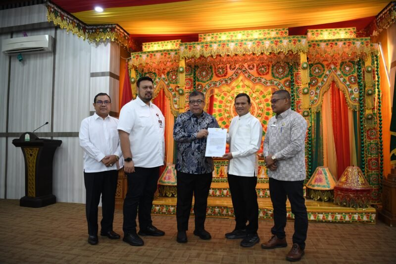 Wakil Gubernur Aceh, Fadhlullah SE menyerahkan Permohonan Pembangunan Rumah Bagi Para Kombatan GAM dari Pemerintah Aceh ke Kementrian Perumahan dan Kawasan Permukiman RI, di Aula Rumah Dinas Wakil Gubernur Aceh, jum’at, 20/06/2025. Foto ; Dok. Biro Adpim Setda Aceh