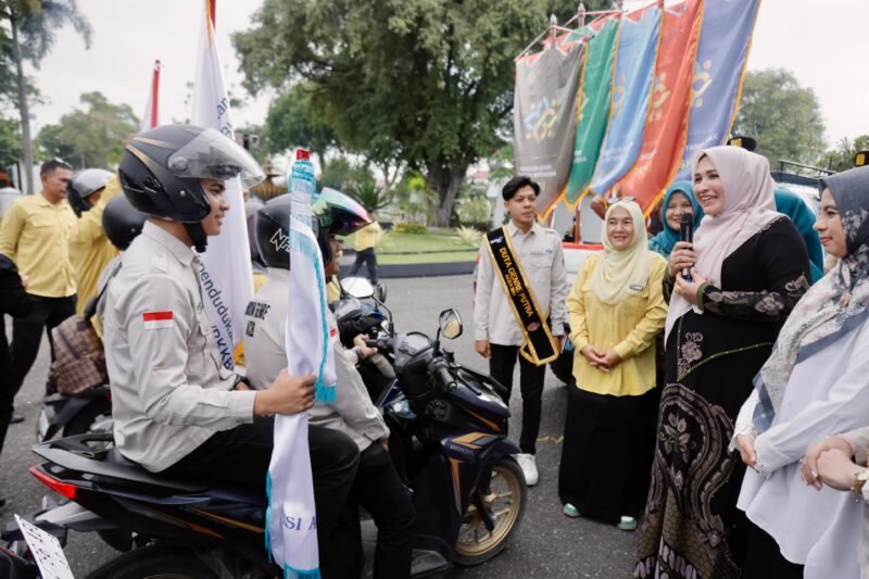 Ketua TP-PKK Aceh Marlina Muzakir Melepaskan  kirap Hari Keluarga Nasional (Harganas) ke-32 tahun 2025, di depan Halaman Pendopo Gubernur Aceh, Jumat, 20/6/2025. foto: Dok. Biro Adpim Setda Aceh