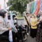 Ketua TP-PKK Aceh Marlina Muzakir Melepaskan  kirap Hari Keluarga Nasional (Harganas) ke-32 tahun 2025, di depan Halaman Pendopo Gubernur Aceh, Jumat, 20/6/2025. foto: Dok. Biro Adpim Setda Aceh