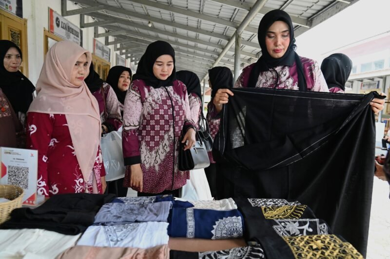 Wakil Ketua Dekranasda Aceh Besar, Hj. Nurul Fazli, S.Ag mengalungkan sal kepada Ketua IAD Kejati Aceh Ny. Juraida Yudi Triadi saat tiba di Gedung Dekranasda, Gamping Gani, Kecamatan Ingin Jaya, Aceh Besar, Jumat (20/06/2025). FOTO/MC ACEH BESAR