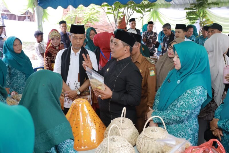 Bupati Aceh Besar H Muharram Idris (Syech Muharram) bersama Ketua TP PKK Kabupaten Aceh Besar Hj Rita Mayasari, mendampingi tim penilai lomba gampong saat peninjauan stand masyarakat di Beuradeun, Kecamatan Peukan Bada, Kabupaten Aceh Besar, Jumat (20/6/2025) pagi. FOTO/ PROKOPIM PEMKAB ACEH BESAR