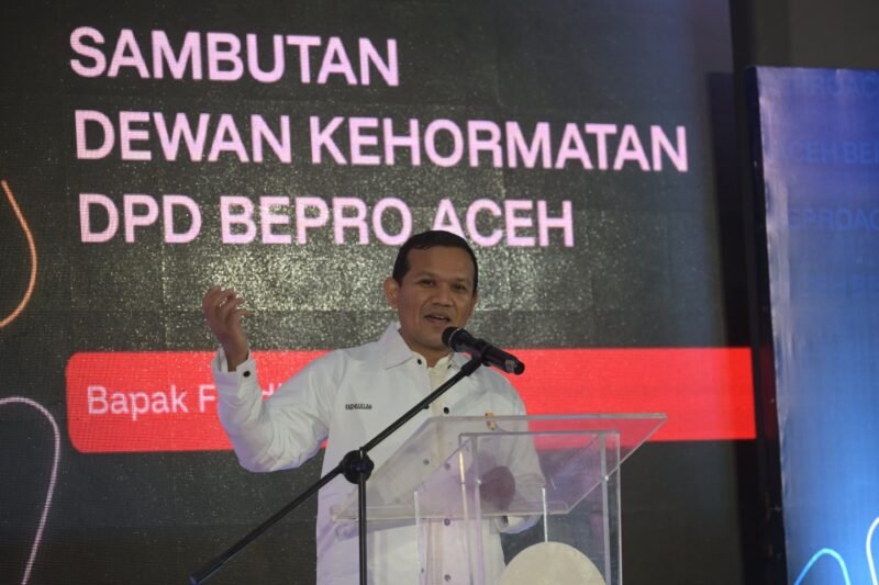 Wakil Gubernur Aceh, Fadhlullah, memberikan sambutan dalam acar pelantikan Beyond Profesional (Bepro) Aceh, di Ballroom The Pade Hotel, Jumat, 20/6/2025 (Foto:Dok.Biro Adpim Setda Aceh). 