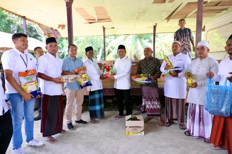 Wakil Gubernur Aceh, Fadhlullah, S.E., menyerahkan secara simbolis 80 paket sembako untuk warga usai melaksanakan shalat jumat, di Masjid Baitul Izzah Aron, Glumpang Tiga, Pidie,  Jumat, 20/6/2025(Foto:Dok.Biro Adpim Setda Aceh). 