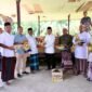 Wakil Gubernur Aceh, Fadhlullah, S.E., menyerahkan secara simbolis 80 paket sembako untuk warga usai melaksanakan shalat jumat, di Masjid Baitul Izzah Aron, Glumpang Tiga, Pidie,  Jumat, 20/6/2025(Foto:Dok.Biro Adpim Setda Aceh). 