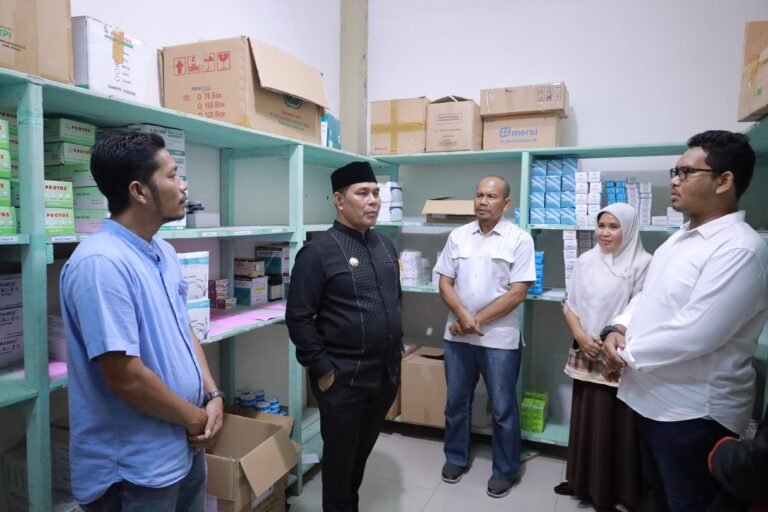 Bupati Aceh Besar H. Muharram Idris Didampingi Pak Dek Ketua Commando Independen Kec. Lhong Berdialog Dengan Petugas Apotek & Staf Puskesmas Lhong, Jumat, 20/06/2025. Photo : Tim MC Aceh Besar.