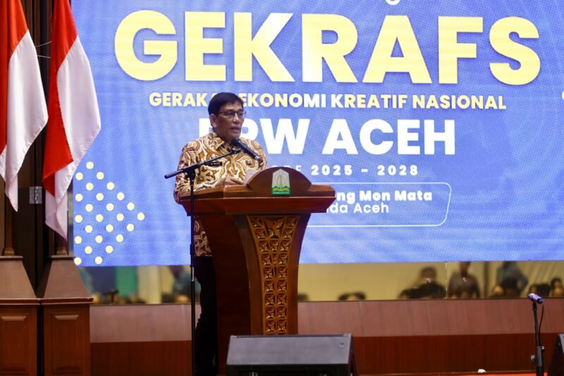 Asisten III Setda Aceh, Muhammad Diwarsyah,  menyampaikan sambutan Gubernur pada pelantikan Dewan Pengurus Wilayah Gerakan Ekonomi Kreatif Nasional (GEKRAFS) Provinsi Aceh Jumat, 20 Juni 2025, di Anjong Mon Mata, Banda Aceh.(Foto:Dok.Biro Adpim Setda Aceh). 