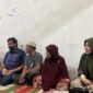 Gubernur Aceh Muzakir Manaf didampingi Anggota DPR Aceh Salmawati bertakziah ke rumah almarhum ayah mertua Imran Pasee Alm. Tgk H.Nuruddin Bin Tgk H.Hasan (Ayah Haji Keutapang-Nisam) pada malam ketujuh, di Desa Keutapang, Kecamatan Nisam, Kabupaten Aceh Utara, pada Jumat, 20/6/2025 malam (Foto:Fok.Biro Adpim Setda Aceh). 