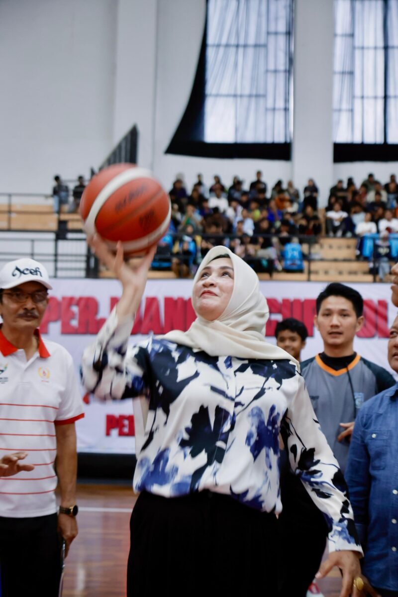 Kadispora Aceh T. Mirzuan bersama Ketua Dekranasda Aceh Marlina Muzakir menghadiri pembukaan turnamen bola basket Perjuangan Cup Jilid 2 pada Sabtu, 21 Juni 2025 di Hall Serbaguna Stadion Harapan Bangsa, Banda Aceh. Foto: Dok. Biro Adpim Setda Aceh