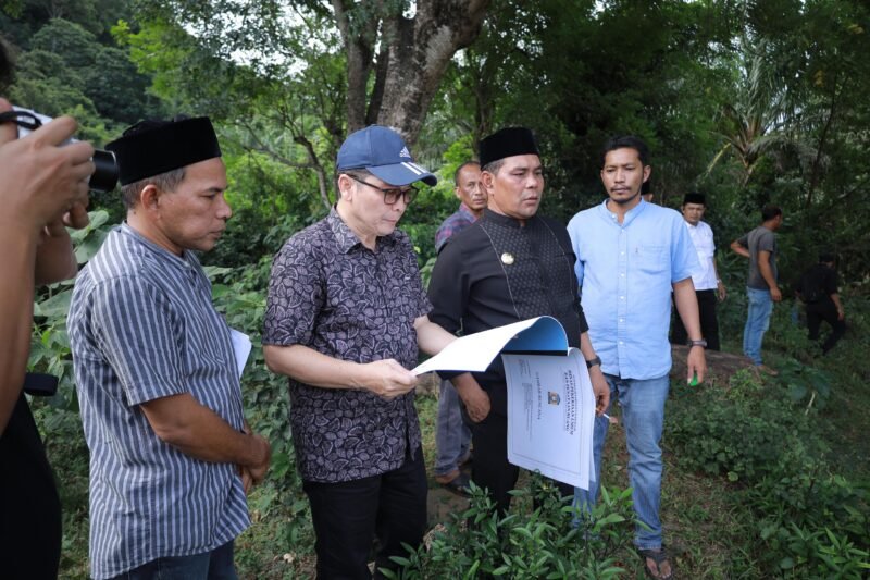 Bupati Aceh Besar H. Muharram Idris (Syech Muharram) bersama Ir. Syahrial Amanullah, ST dan Tim Commando Independen Kecamatan Lhoong meninjau lokasi Bendungan dan Irigasi di kecamatan Lhoong Aceh Besar, Jumat, (20/06/2025).FOTO/MC ACEH BESAR