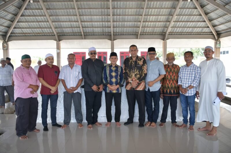 Wakil Gubernur Aceh, Fadhlullah. SE Bersama Anggota DPR Aceh
Ziarah Situs Sejarah Makam Habib Bugak di Desa Pante Peusangan, Kec. Jangka, Kab. Bireuen, Minggu, 22/06/2025. Foto : Dok. Biro Adpim Setda Aceh