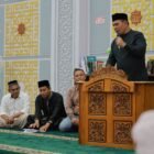 Bupati Aceh Besar H. Muharram Idris memberi sambutan pada pelantikan Pengurus BKM dan Imum Chiek Masjid Al Hijrah periode 2025–2030 di Komplek Perumahan PNS Pemerintah Aceh, Kutaraja Biluy Resort, Gampong Payaroh, Kecamatan Darul Imarah, Aceh Besar, Sabtu (21/6/2025). FOTO/MC ACEH BESAR. 
