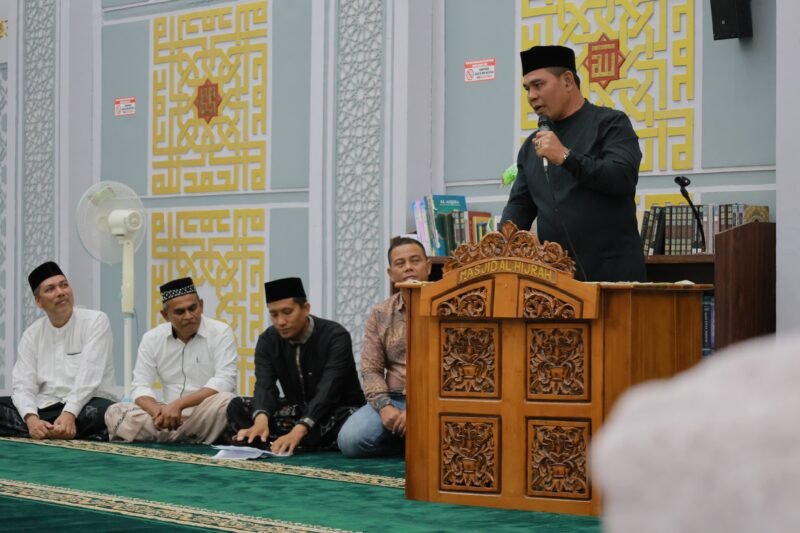 Bupati Aceh Besar H. Muharram Idris memberi sambutan pada pelantikan Pengurus BKM dan Imum Chiek Masjid Al Hijrah periode 2025–2030 di Komplek Perumahan PNS Pemerintah Aceh, Kutaraja Biluy Resort, Gampong Payaroh, Kecamatan Darul Imarah, Aceh Besar, Sabtu (21/6/2025). FOTO/MC ACEH BESAR. 