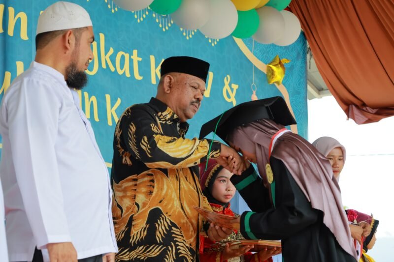 Kepala Dinas Syariat Islam Rusdi S.Sos MSi menyampaikan selamat kepada santri Tasyakkur Kenaikan Tingkat IV dan Wisuda III TPQ Baburridha di halaman Mesjid Lam Ilie, Indrapuri, Minggu (22/06/2025). FOTO/MC ACEH BESAR