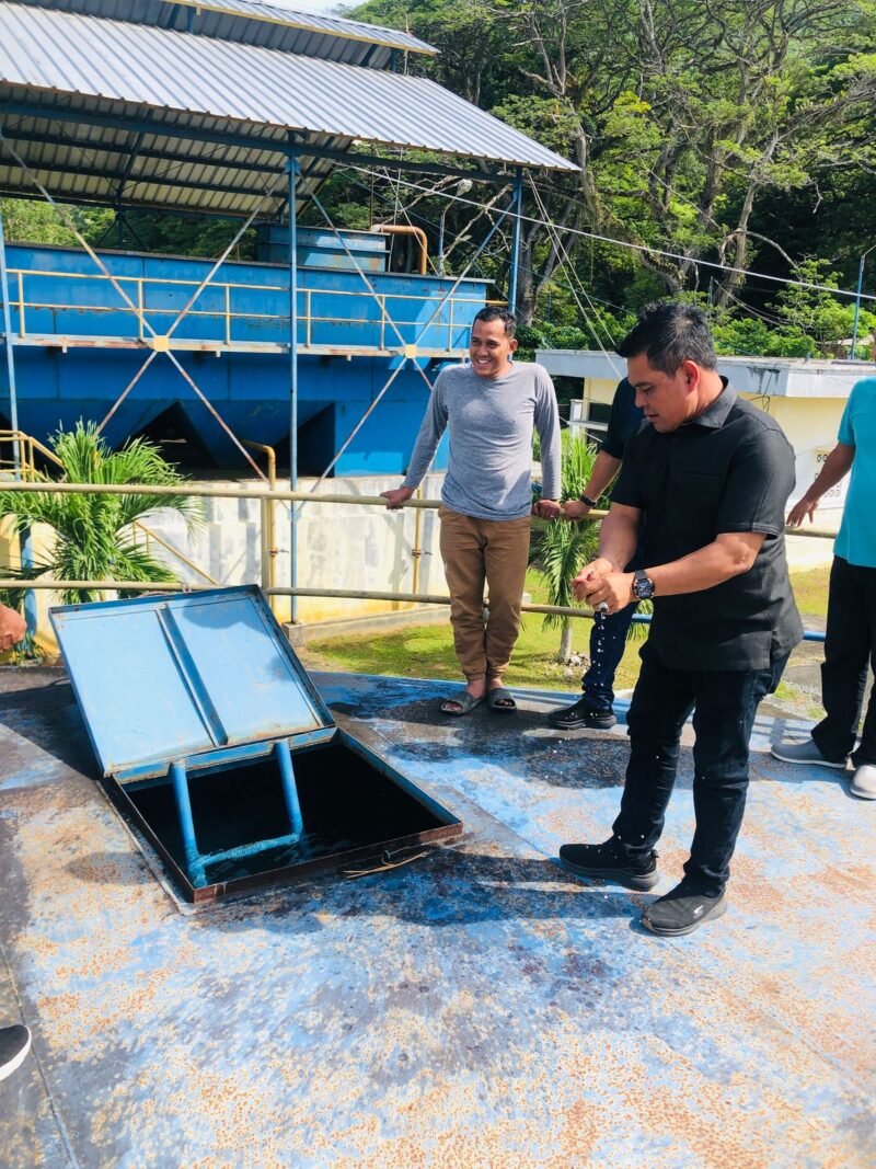 Bupati Aceh Besar, Syech Muharram melakukan pemantauan langsung kondisi produksi air bersih pada instalasi Water Treatment Plant (WTP) PDAM Tirta Montala Cabang Darul Imarah-Glee Taron Mata IeMinggu (22/06/2025). FOTO/MC ACEH BESAR
