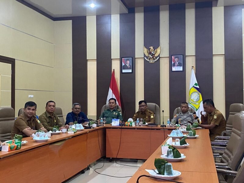 Bupati Aceh Besar Muharam Idris yang diwakili Kadis Pangan Kabupaten Aceh Besar Alyadi S Pi, MM dan dan unsur Forkopimda mengikuti Rakor Zoom Pengendalian Inflasi Daerah di Aula Lantai 3 Kantor Bupati Aceh Besar Kota Jantho, Senin(23/6/2025).FOTO/PROKOPIM ACEH BESAR