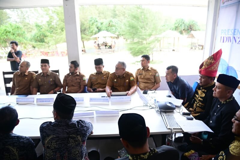 Asisten I Sekda Aceh Besar Farhan AP, mendampingi perangkat Gampong Meunasah Balee Lampuuk, saat zoom meeting persentasi materi desa wisata Gampong Menasah Balee Lampuuk, di De Resort Pantai Tebing Lampuuk, Kecamatan Lhoknga, Kabupaten Aceh Besar, Senin (23/6/2025). FOTO/ MC ACEH BESAR