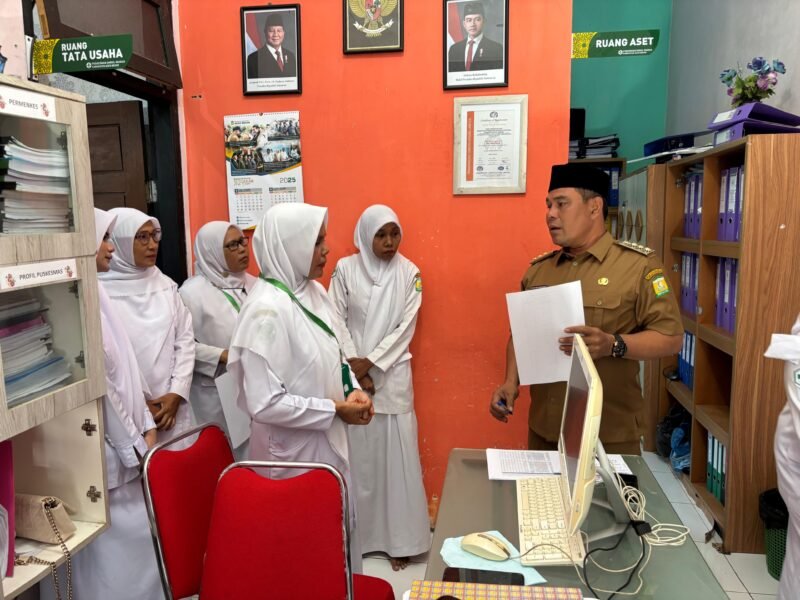 Bupati Aceh Besar, H. Muharram Idris berdialog dengan tenaga medis Puskesmas Darul Imarah, Senin (23/06/2025). FOTO/PROKOPIM PEMKAB ACEH BESAR. 