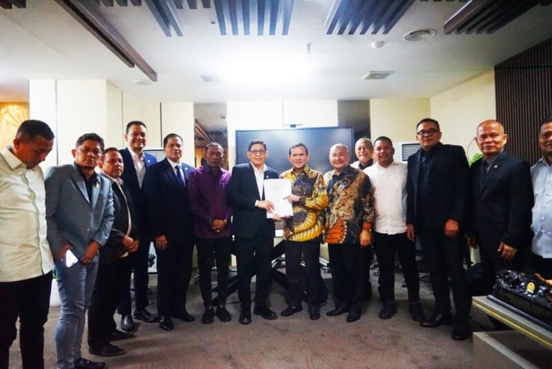 Keterangan Foto: Waki Gubernur Aceh, Fadlullah bersama Anggota DPRA dan ketua Banleg DPR RI serta jajaran saat menyerahkan draf revisi UUPA di ruang Banleg DPR RI Gedung Nusantara 1, Jakarta, Selasa 24 Juni 2025. Foto : Dok. Biro Adpim Setda Aceh