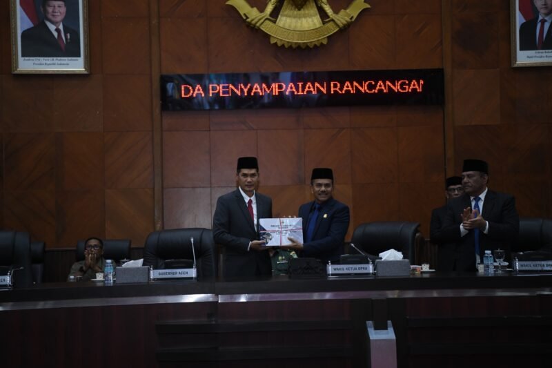 Pemerintah Aceh menyampaikan Rancangan Qanun Aceh tentang Pertanggungjawaban Pelaksanaan Anggaran Pendapatan dan Belanja Aceh (APBA) Tahun Anggaran 2024 dalam rapat paripurna Dewan Perwakilan Rakyat Aceh, Selasa 24 Juni 2025. Nota keuangan tersebut dibacakan oleh Plt Sekda Aceh, M. Nasir, mewakili Gubernur Aceh H. Muzakir Manaf. Foto: Dok. Biro Adpim Setda Aceh