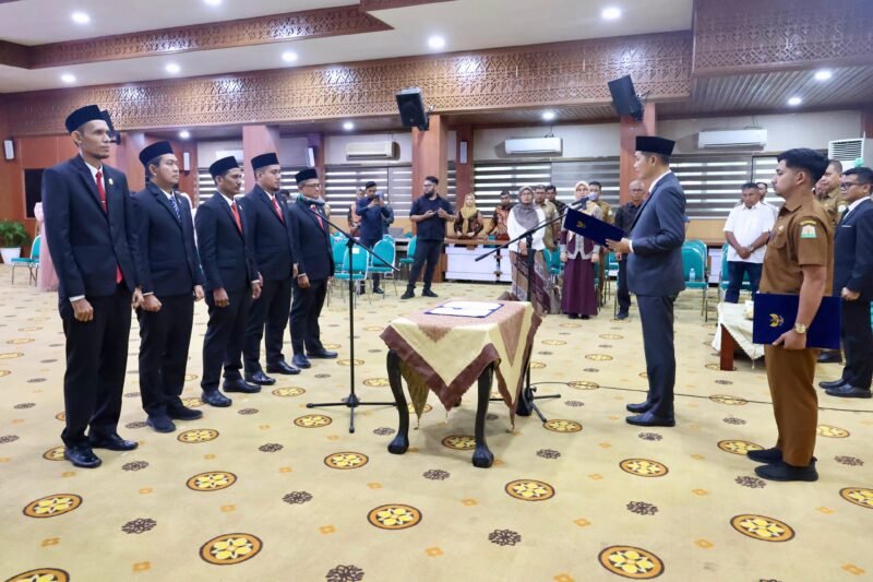 Plt Sekda Aceh, M. Nasir S.IP, MPA, melantik Komisioner Komisi Informasi Aceh, di Gedung Serbaguna Kantor Gubernur Aceh, Selasa, 24/6/2025 (Foto:Dok.Biro Adpim Setda Aceh). 