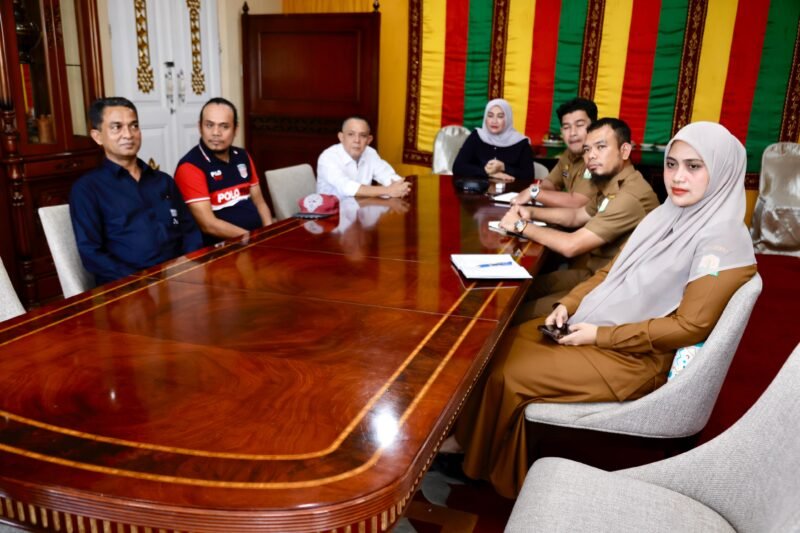Ketua TP PKK Aceh, Marlina Muzakir, mengikuti rapat virtual dengan Duta Besar Republik Indonesia untuk Kerajaan Belanda, Mayerfas, pada Selasa, 24 Juni 2025. Rapat yang berlangsung melalui saluran Zoom di Meuligoe Gubernur Aceh ini membahas rencana penyelenggaraan Festival Aceh di Belanda.(Foto:Dok.Biro Adpim Setda Aceh). 