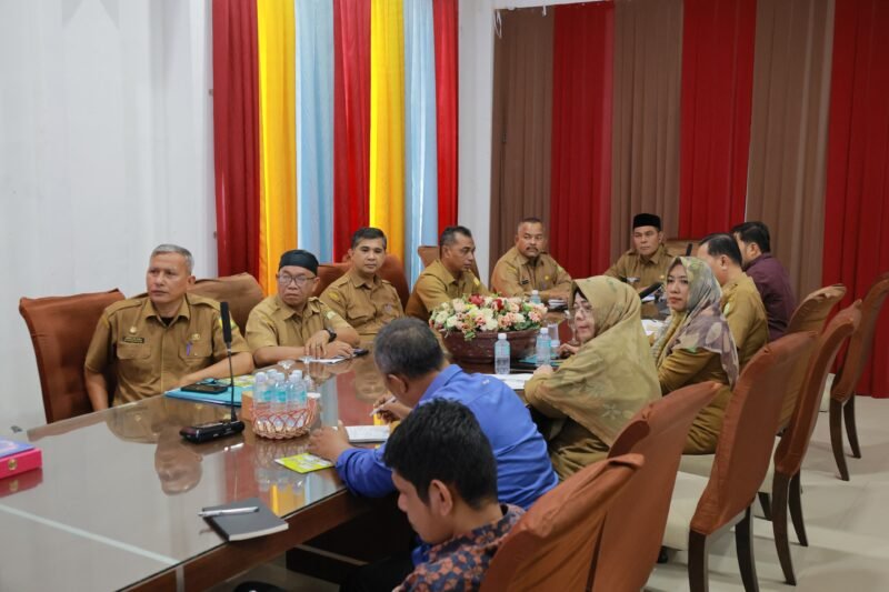 Bupati Aceh H. Muharram Idris yang akrab disapa Syech Muharam dalam pertemuan dengan Muhammad Suhanda Sales Branch (SBM) III Aceh Gas, PT. Pertamina Petra Niaga dan didamping Dian Budi Dharma Kabid. Migas Dinas ESDM Aceh dalam rangka Koordinasi dan Sosialisasi pendistribusian LPG, berlangsung di Dekranasda Aceh Besar, Gampong Gani, Kecamatan Ingin Jaya, Selasa (24/06/2025). FOTO/MC ACEH BESAR