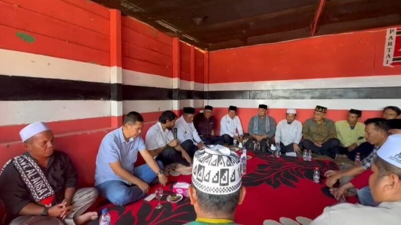 Gubernur Aceh, H. Muzakir Manaf (Mualem), bertakziah ke rumah duka almarhum Jafar alias Amawe, Ketua Komite Peralihan Aceh (KPA) Gayo Lues, di Kecamatan Dabun Gelang, Rabu, 25 Juni 2025. Almarhum wafat pada 15 Juni lalu. (Foto:Dok.Biro Adpim Setda Aceh). 