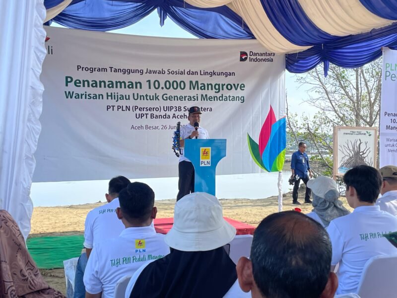 Staf Ahli Bupati Ir Makmun MT, menyampaikan sambutannya pada acara penanaman 10 ribu mangrove yang digelar oleh PT PLN (Persero) UIP3B Sumatera UPTD Banda Aceh di Gampong Baet, Kecamatan Baitussalam, Kabupaten Aceh Besar, Kamis (26/6/2025). FOTO/ MC ACEH BESAR