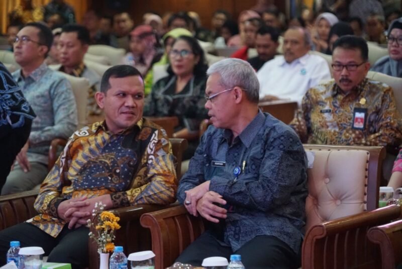 Wakil Gubernur Aceh Fadhlullah menerima penghargaan yang  diserahkan langsung oleh Kepala Arsip Nasional RI, Dr. Mego Pinandito, dalam acara penganugerahan yang berlangsung di Kantor ANRI, Jakarta, Kamis 26 Juni 2025. Foto : Dok. Biro Adpim Setda Aceh