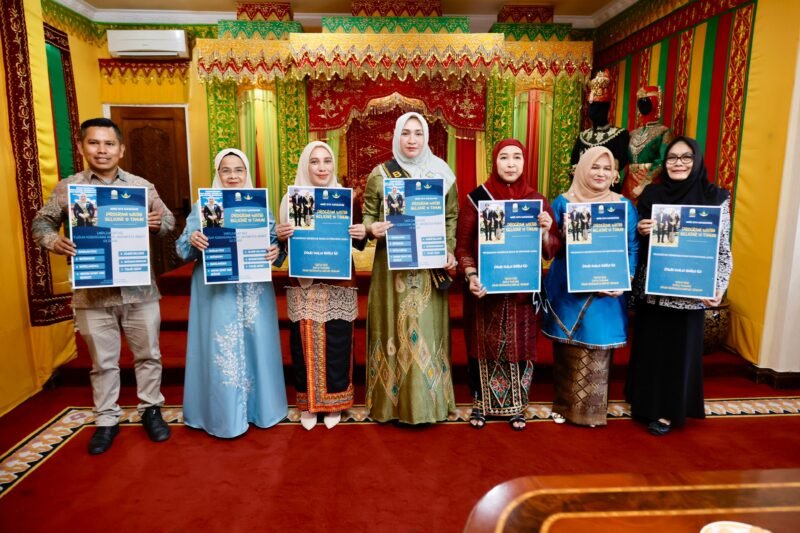 Ketua Forum Peningkatan Konsumsi Ikan (FORIKAN) Aceh sekaligus Bunda PAUD Aceh, Marlina Muzakir, secara resmi mengukuhkan Lulu El Zahrah, untuk menduduki jabatan Ketua FORIKAN  dan Bunda Pendidikan Anak Usia Dini (PAUD) Simeulue periode 2025–2030. Pengukuhan berlangsung di Meuligoe Gubernur Aceh, Kamis (26/6) dengan disaksikan oleh Mukarramah, Staf Ahli PKK yang juga istri Wakil Gubernur Aceh, Malahayati, Ketua Dharma Wanita Persatuan Aceh, serta sejumlah pengurus kedua organisasi tersebut.(Foto:Dok.Biro Adpim Setda Aceh). 