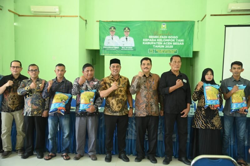 Bupati Aceh Besar H Muharram Idris menyampaikan sambutan saat penyerahan padi gogo jenis inpari 32 HDB kepada petani di 11 kecamatan di Aceh Besar, di Aula BPP Kuta Malaka, Kamis (26/6/2025). FOTO/MC ACEH BESAR