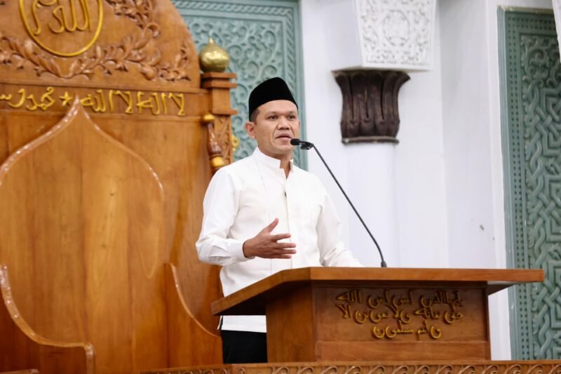 Wakil Gubernur Aceh, Fadhlullah, S.E., memberi sambutan pada Peringatan Tahun Baru Islam 1 Muharram 1447 H, sekaligus melaksanakan shalat Isya berjamaah, di  Masjid Raya Baiturrahman Banda Aceh, Kamis, 26/6/2025 (Foto:Dok.Biro Adpim Setda Aceh) 