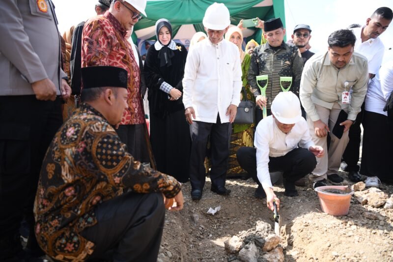 Wakil Gubernur Aceh, H. Fadhlullah, SE, bersama Menteri Pendidikan Dasar dan Menengah Republik Indonesia, Prof. Abdul Mu’ti, secara resmi meletakkan batu pertama pembangunan SMK Muhammadiyah Banda Aceh, Jumat (27/6/2026) sore. Acara berlangsung di lokasi pembangunan sekolah di Banda Aceh dan turut dihadiri oleh Ketua Tim Penggerak PKK Aceh, Marlina Muzakir, Staf Ahli PKK Hj. Mukarramah, serta Wali Kota Banda Aceh, Illiza Sa’aduddin Djamal. Foto : Dok. Biro Adpim Setda Aceh