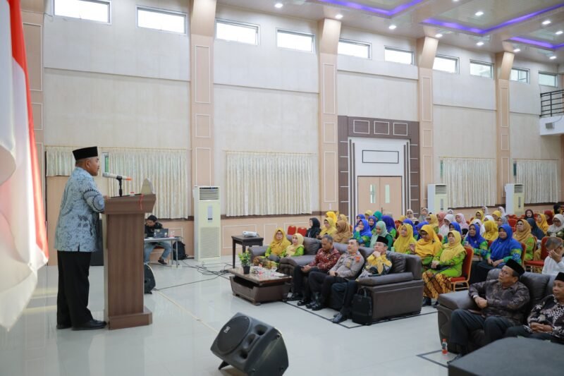 Asisten II Sekdakab Aceh Besar HM. Ali S.Sos MSi menyampaikan sambutan pada pembukaan kegiatan Dialog Ideopolitor Muhammadiyah dan Aisyiyah se-Aceh di LPMP Aceh, Niron Kecamatan Sukamakmur, Sabtu (27/06/2025).FOTO/MC ACEH BESAR