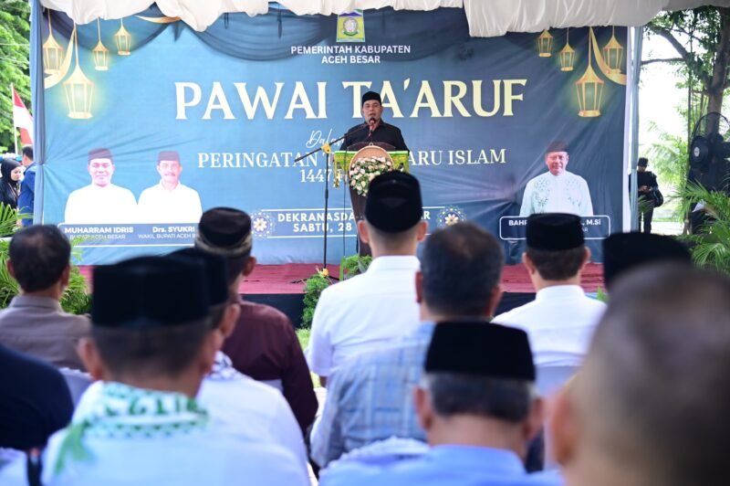 Bupati Aceh Besar, H. Muharram Idris memberikan sambutan dan sekaligus membuka Pawai Ta'aruf Peringatan Tahun Baru Islam 1447 H di halaman Gedung Dekranasda Aceh Besar, Sabtu (28/6/2025). FOTO/PROKOPIM ACEH BESAR