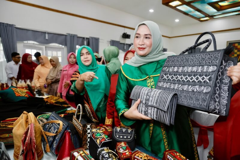Ketua Dewan Kerajinan Nasional Daerah (Dekranasda) Aceh, Marlina Muzakir, menghadiri prosesi pengukuhan pengurus Dekranasda Kabupaten Aceh Utara periode 2025–2030 di Pendopo Bupati Aceh Utara, Sabtu, 28 Juni 2025. (Foto:Dok.Biro Adpim Setda Aceh) 