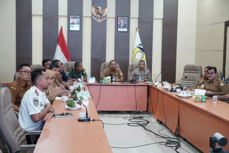 Asisten II Sekdakab Aceh Besar HM Ali S.Sos M.Si, mengikuti Rapat Koordinasi Pengendalian Inflasi Daerah secara virtual bersama Kemendagri RI dari Kantor Bupati Aceh Besar di Kota Jantho, Senin (30/06/2025).FOTO/MC ACEH BESAR