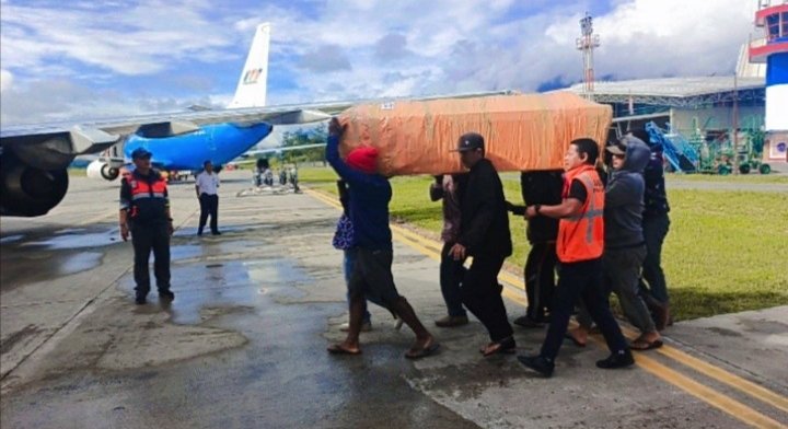 Proses pemulangan jenazah dua pekerja sipil yang menjadi korban penembakan brutal oleh Kelompok Kriminal Bersenjata (KKB) di Kampung Kwantapo, Distrik Asotipo, Kabupaten Jayawijaya, berjalan dengan lancar serta kondusif, Kamis (5/6/2025) kemarin.