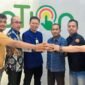 Pengurus Persatuan Wartawan Indonesia (PWI) Kabupaten Nagan Raya melakukan silaturahmi, Jum’at (20/06/2025) ke Kantor Bank Aceh Syariah (BAS) Cabang Jeuram. Foto: PWI Kabupaten Nagan Raya. 