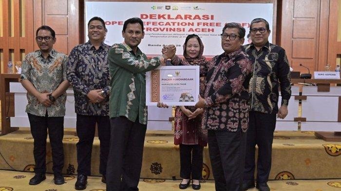 Plt Sekda Aceh Timur Adlinsyah saat menerima penghargaan ODF dari Pemerintah Aceh di Gedung Serbaguna Lantai II Kantor Gubernur Aceh, Jumat (26/6/2025) 