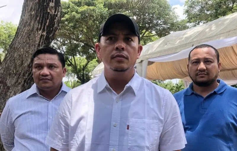 Ketua Komisi V DPR Aceh, Rijaluddin saat Merespon sejumlah tuntutan buruh di Aceh. (Foto: Dok.Humas DPRA)